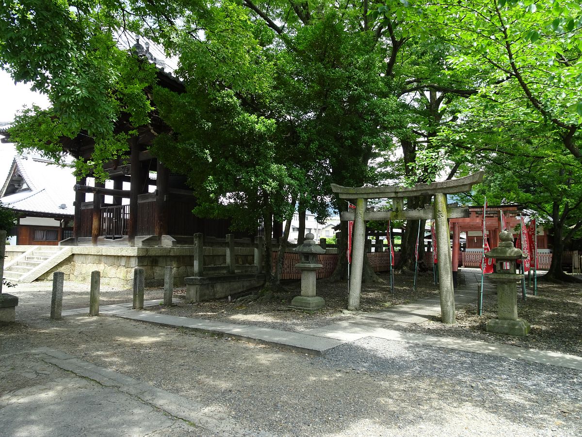 L’entrée modeste (sans porte) du temple Hoko-ji
