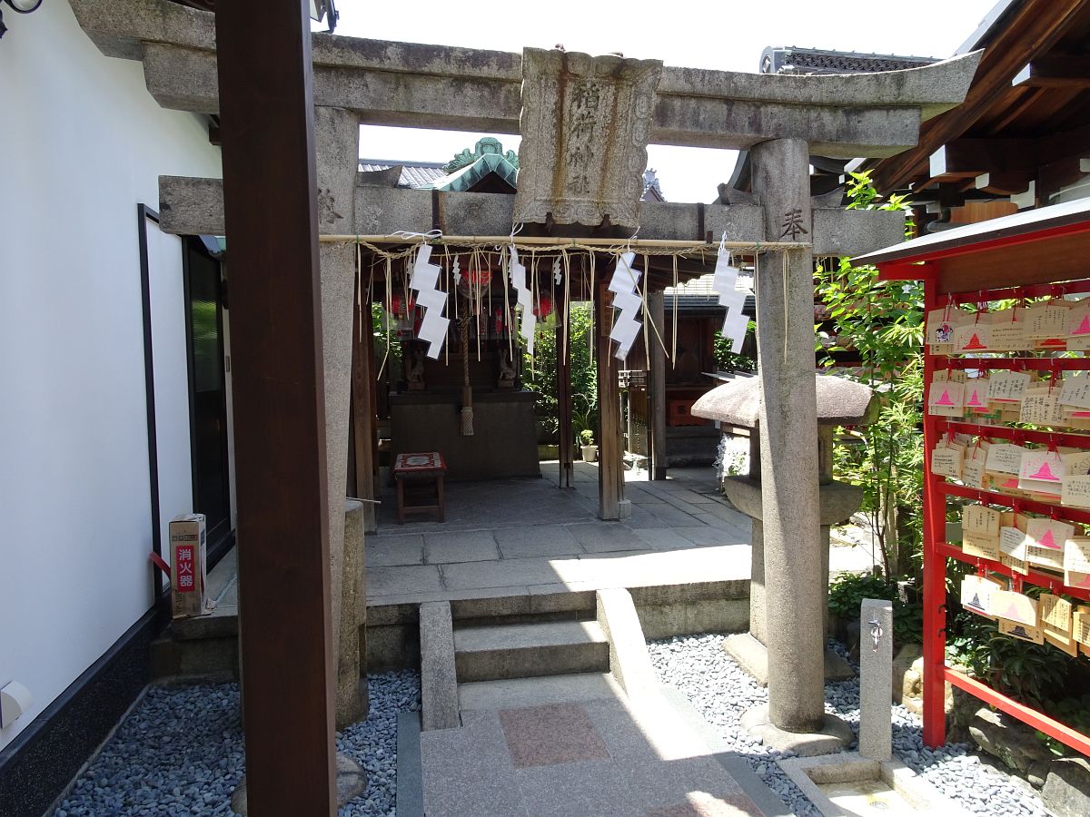 La deuxième entrée du sanctuaire Ichi-Hime jinja où un couple prie le dieu de l’accouchement facile et du bébé sain