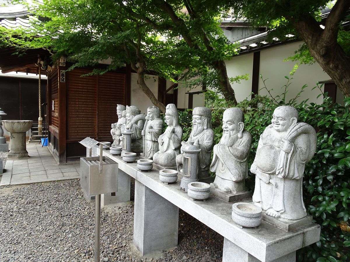 les 7 dieux du bonheur qui souhaitent la paix spirituelle d’Ofumi-san après sa mort