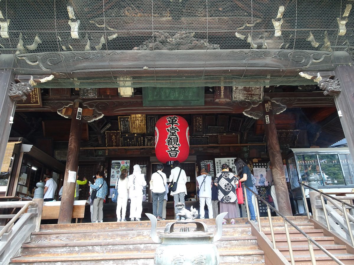 le bâtiment principal du temple Gyogan-ji dans lequel il y a des allées et venues incessantes