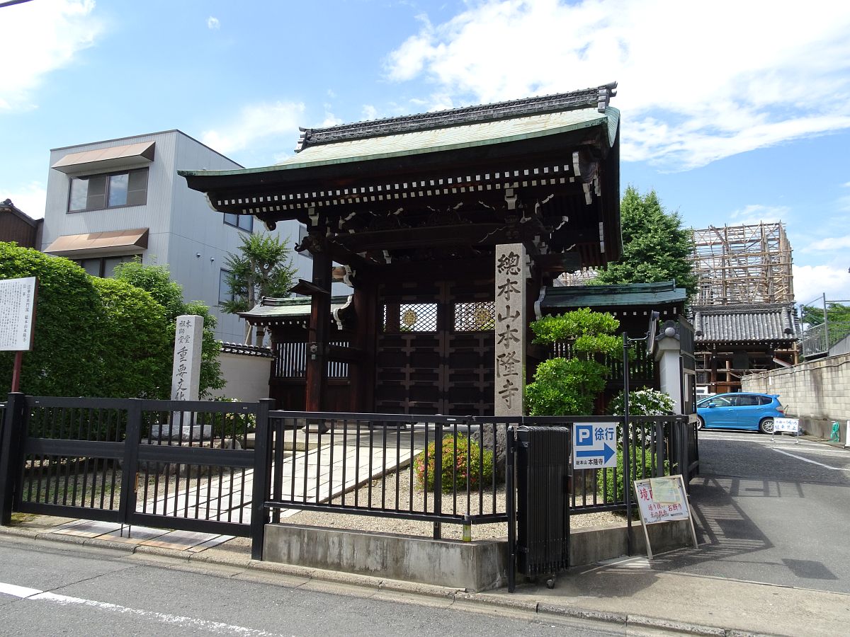 Das Tor des Honryuji Tempels, das sich südlich der Einfriedung befindet