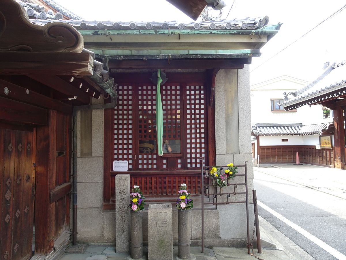 le petit bâtiment dans lequel l’Ase-dashi et Doro-ashi Jizo est déifié