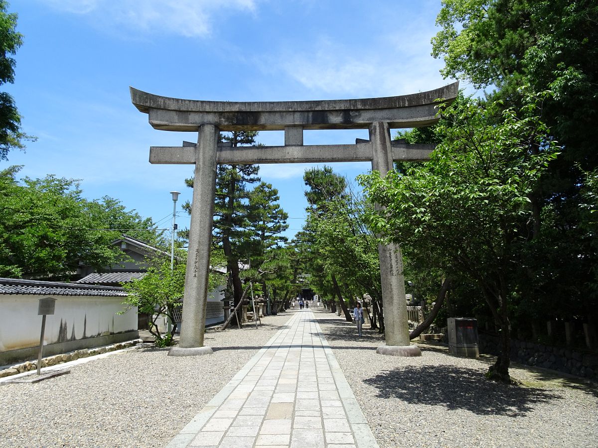 l’entrée du sanctuaire Gokonomiya jinja dans lequel les emas (ex-votos) mystérieux sont gardés
