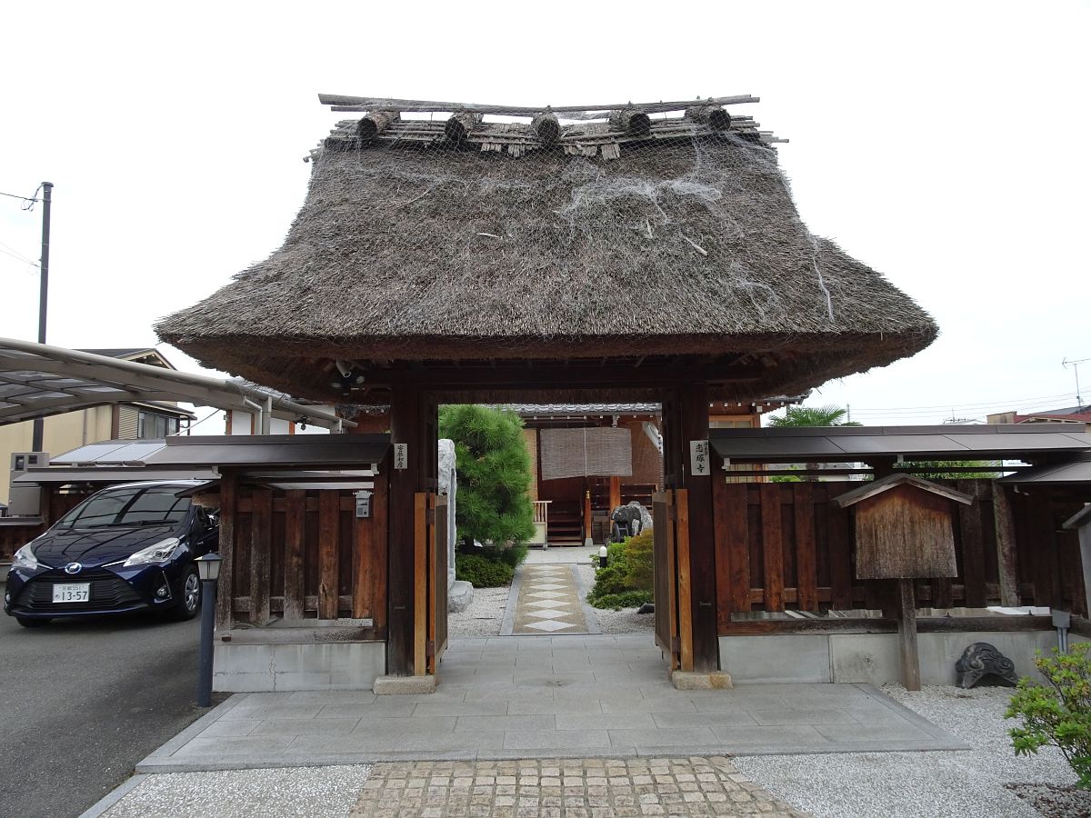 Das Tor des Koizuka-dera Tempels, dessen Strohdach ganz eindrucksvoll ist