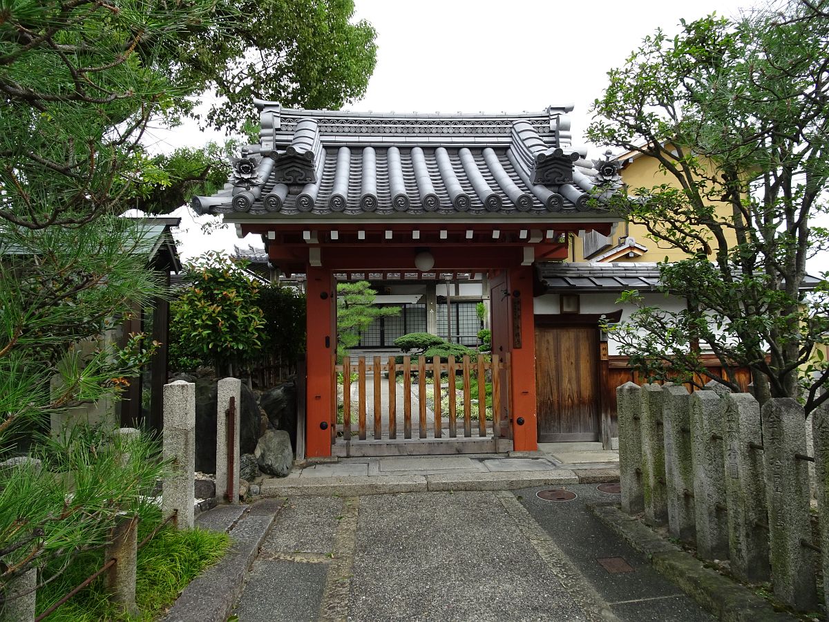 le portail mignon du temple Koizuka-Jozen-ji