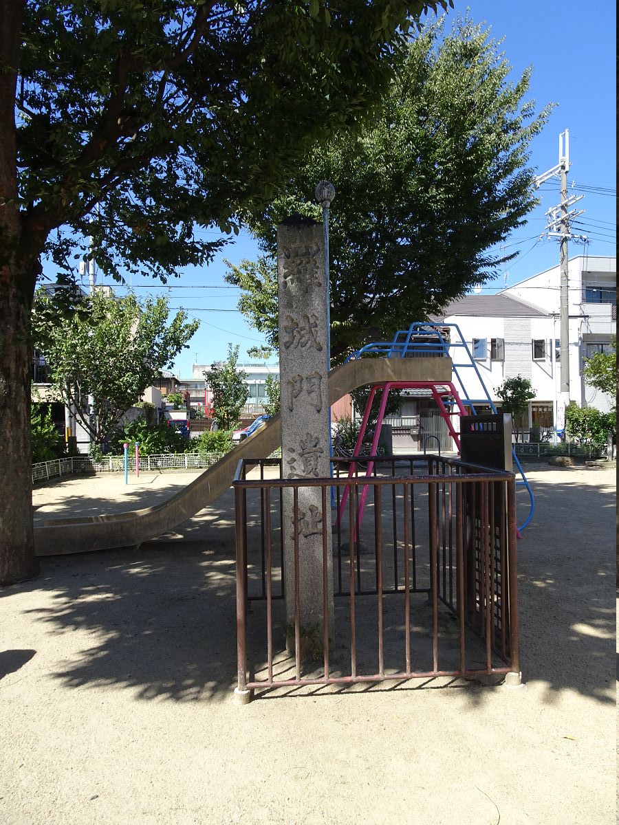 Der Ort, auf dem sich im Altertum das südliche Tor der Stadt Kyoto, das „Rajo-mon“ befand 