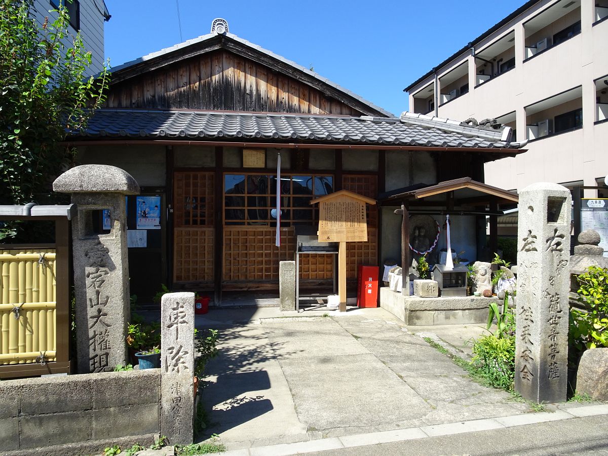 Der Eingang des Yatori-jizo Tempels, ein bisschen westlich des To-ji Tempels