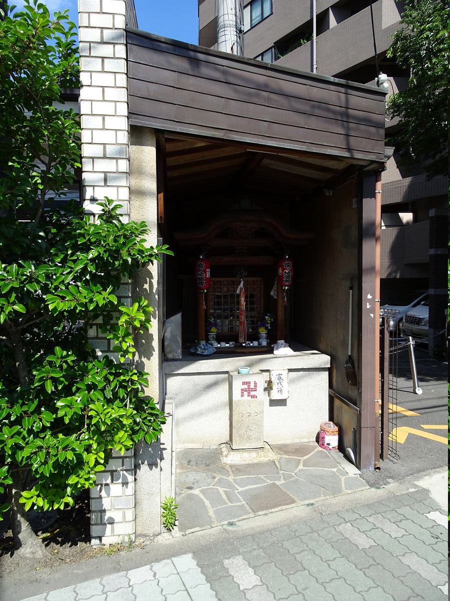 Der Eingang des Gebäudes für den Hagata-Jizo