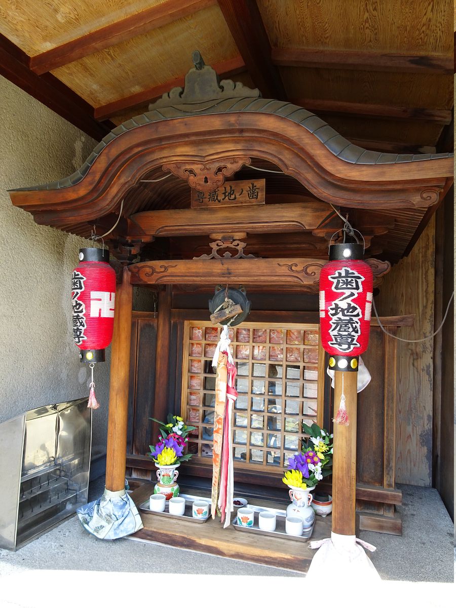 Der bescheidene Tempel für den Hagata-Jizo, an dessen Schulter es selbst jetzt Hagata (einen Zahnabdruck) gibt
