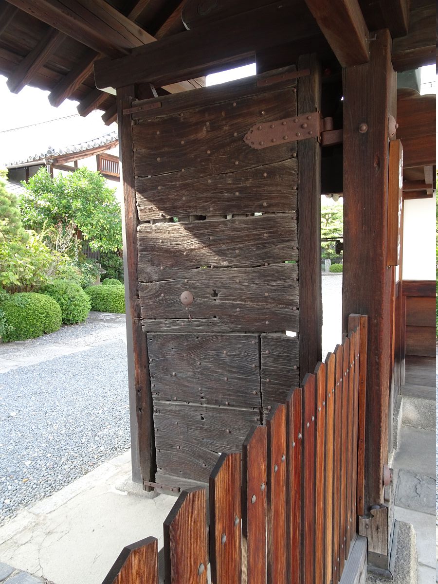 la porte du temple Kannon-ji dont la planche est fermement clouée