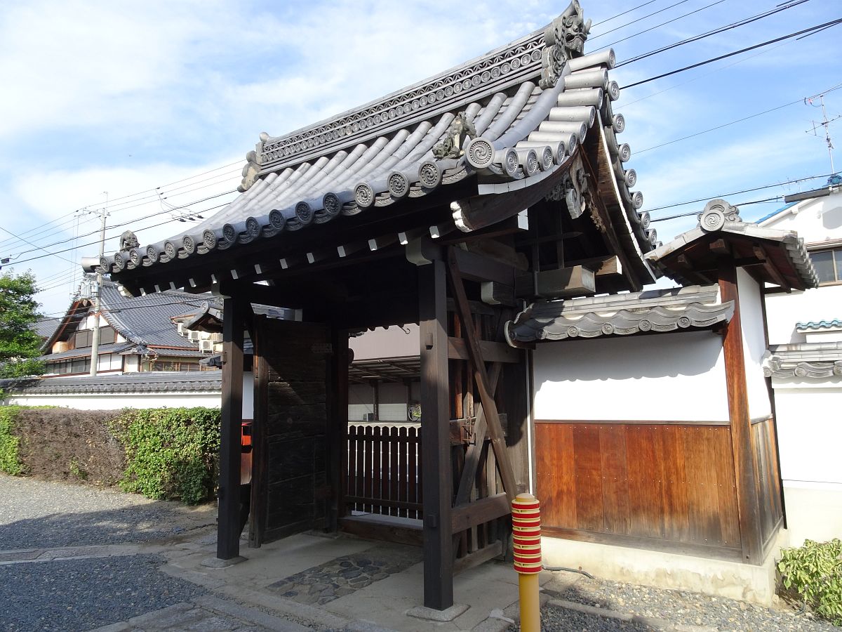 le portail du temple Kannon-ji devant lequel on est battu 100 fois