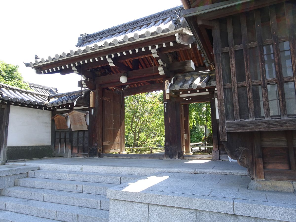 l’entrée du temple Joponrendai-ji situé environ 1,2 kilomètres au nord-est du sanctuaire Kitanotenmangu