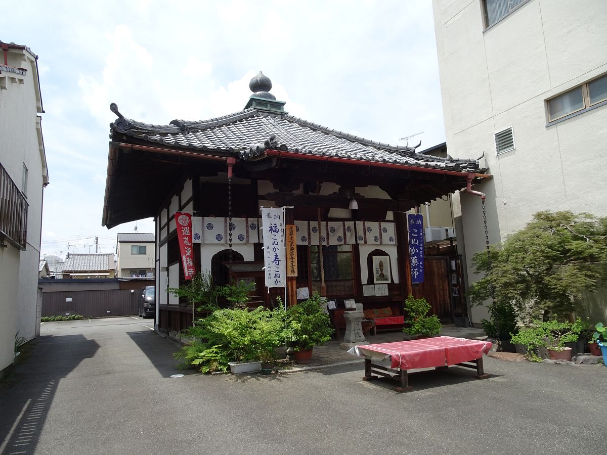 le bâtiment principal du temple Yakushi-in