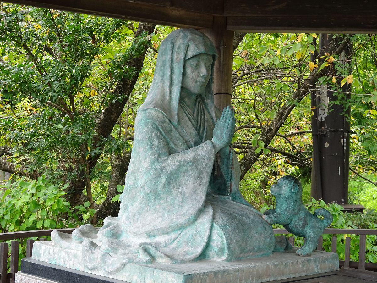 동물 살생 금지령 (生類憐れみの令) 을 발포한 츠나요시 (綱吉) 의 어머니인 게이쇼인 (桂昌院) 의 동상