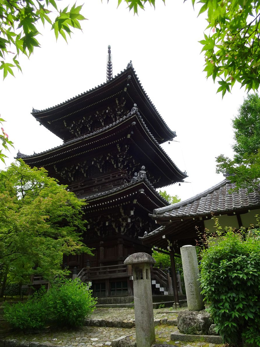 Die dreistöckige Pagode in der Einfriedung des Shinnyo-do Tempels