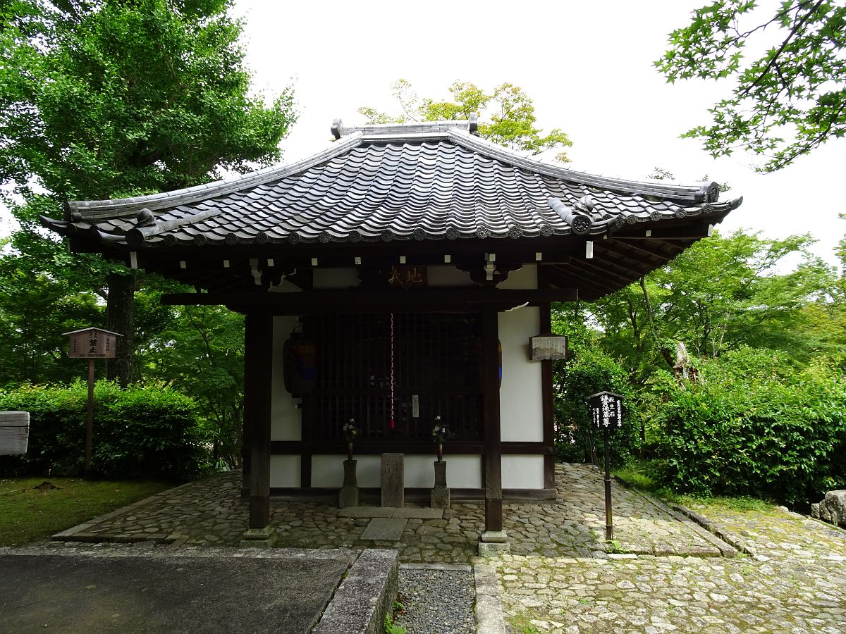 Der kleine Tempel, in dem „Sessho-seki-kamakura-jizo“ verehrt wird