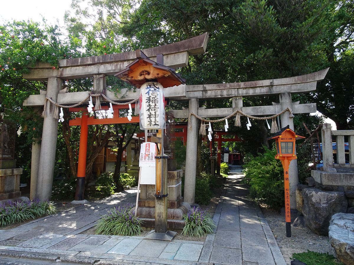 l’entrée du sanctuaire Takenobu-inari-jinja