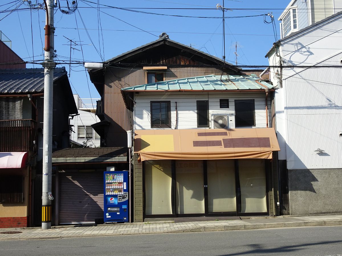 le panorama des bains publics donnant sur la rue de Shichi-dori