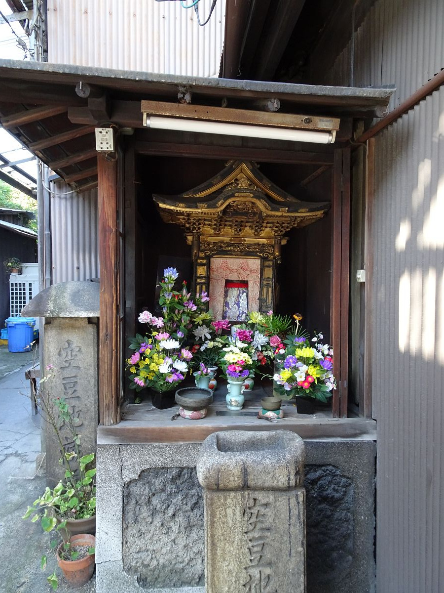 Der Altar des Soramame-Jizos, vor dem die Affenmutter versuchte  ihren Jungen von seinen Zahnschmerzen zu erlösen