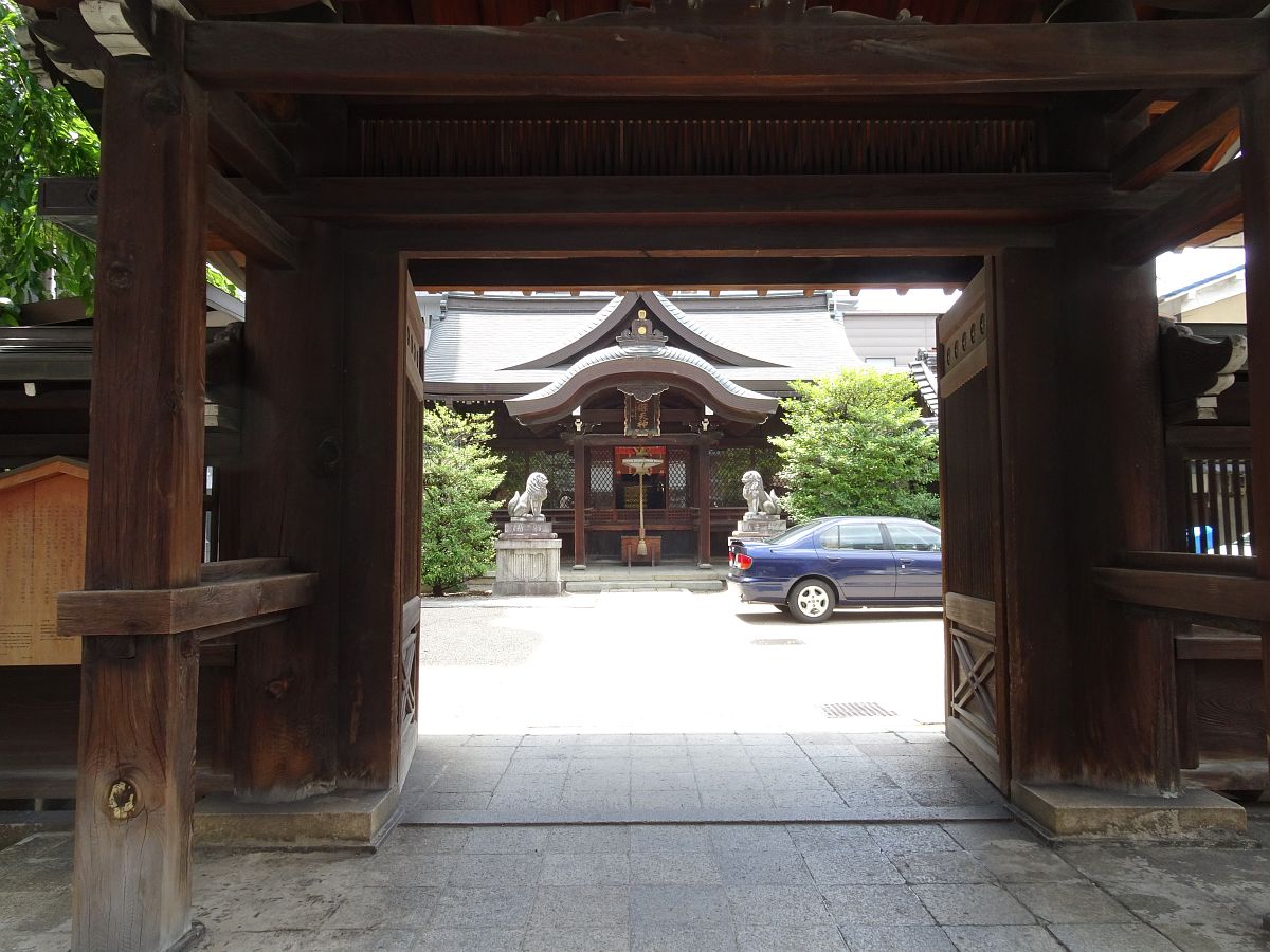 Das Hauptgebäude des Gojo-tenjin-gu Schreins, das durch das Tor gesehen wird